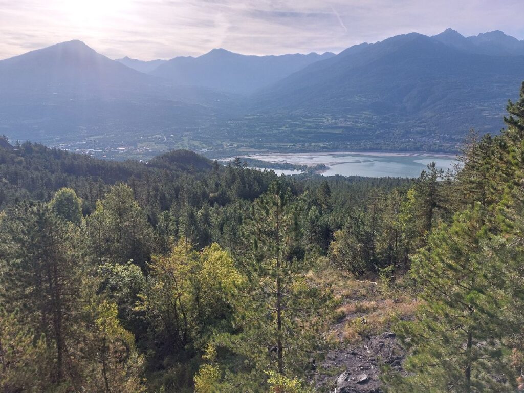 Paysage au dessus du lac de Serre-Ponçon.